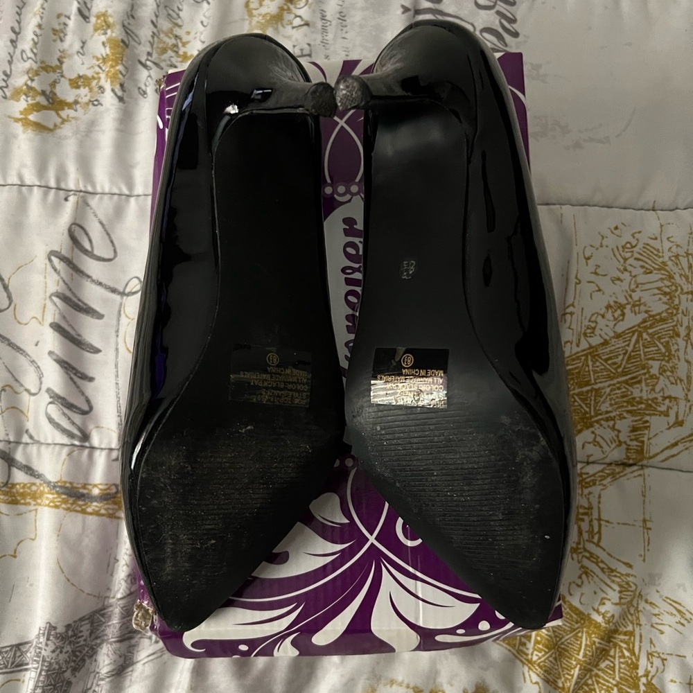 BLACK HEELS - Picture 2 of 8